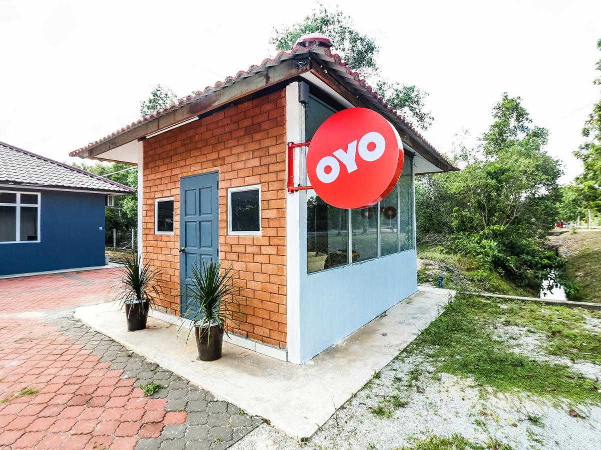 Oyo 89607 Aloha Chalet Kampung Raja Екстер'єр фото